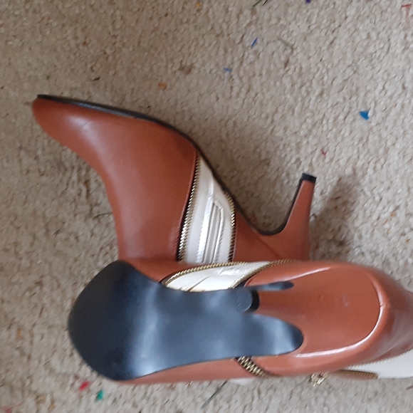 Boston Design Studio sz 8.5 booties with  gold zippers all around camel & white - Picture 4 of 6